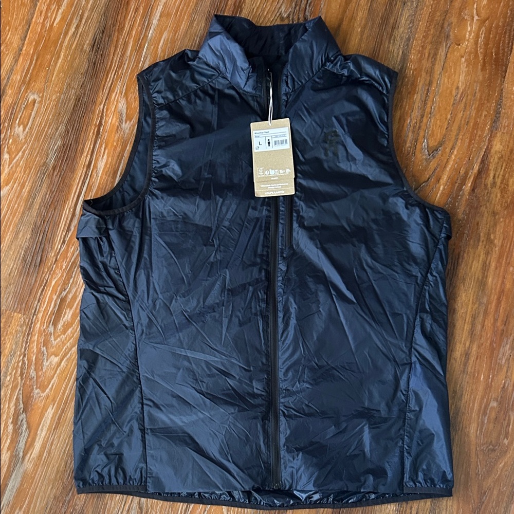 On Running men’s large Navy Weather Vest NWT